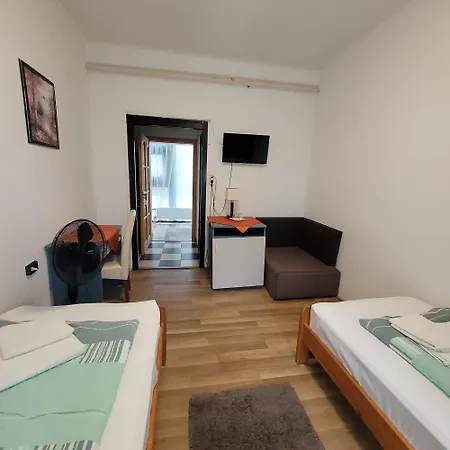Ezuestfenyo Ueduelo Bed & Breakfast